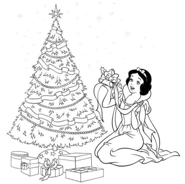 Królewna Śnieżka zdobi świąteczne drzewko kolorowanka do druku